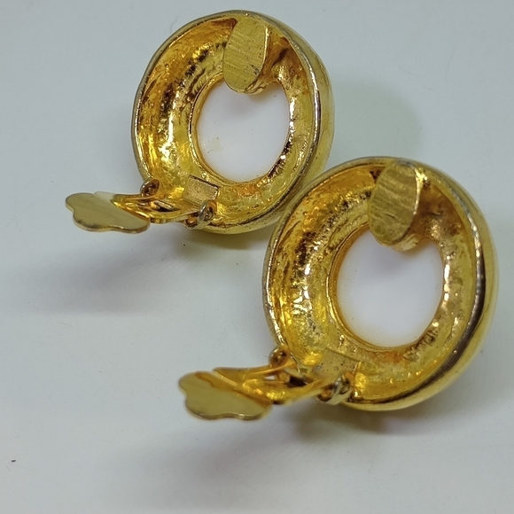 * vintage Kenneth Lane high dome white gold tone clip on earrings - Picture 6 of 8